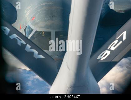 Un esprit B-2 affecté à la base aérienne de Whiteman, au Missouri, se prépare à recevoir du carburant d'un KC-135 Stratotanker, 7 février 2021.Le 7 février 2021, un B-2 Spirit se produit à côté d'un B-1B lancer et d'un B-52 Stratofortress pour le Super Bowl LV Flyover. Banque D'Images