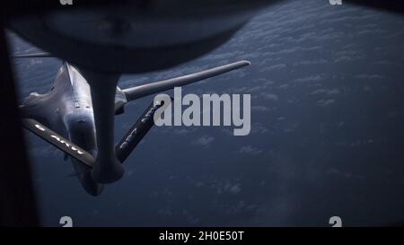 Un danseur B-1B affecté à la base aérienne d'Ellsworth, S.D., se prépare à recevoir du carburant d'un KC-135 Stratotanker au-dessus du golfe du Mexique, le 7 février 2021.Le 7 février 2021, un B-1 se produit à côté d'un B-2 Spirit et d'un B-52 StratoFortress pour le survol du Super Bowl LV. Banque D'Images