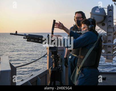 MER DES PHILIPPINES (fév8, 2021) Adam Parker, chef Gunner’s Mate, d’El Paso, Texas, à gauche, instruit l’officier de l’aviation Derek Garcia, de Deltona, Fla, à gauche, alors qu’il lance une mitrailleuse M240B lors d’un exercice d’entraînement d’armes avec équipage à bord d’un navire d’assaut amphibie déployé à l’avance USS America (LHA 6).L'Amérique, vaisseau amiral de l'America Expeditionary Strike Group, ainsi que la 31e Marine Expeditionary Unit, opère dans la zone de responsabilité de la 7e flotte des États-Unis pour améliorer l'interopérabilité avec les alliés et les partenaires, servant de force de réponse prête pour défendre la paix et Banque D'Images