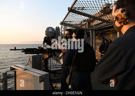 MER DES PHILIPPINES (fév8, 2021) Adam Parker, chef Gunner’s Mate, d’El Paso, Texas, à gauche, instruit l’officier de l’aviation Derek Garcia, de Deltona, Fla, à gauche, alors qu’il lance une mitrailleuse M240B lors d’un exercice d’entraînement d’armes avec équipage à bord d’un navire d’assaut amphibie déployé à l’avance USS America (LHA 6).L'Amérique, vaisseau amiral de l'America Expeditionary Strike Group, ainsi que la 31e Marine Expeditionary Unit, opère dans la zone de responsabilité de la 7e flotte des États-Unis pour améliorer l'interopérabilité avec les alliés et les partenaires, servant de force de réponse prête pour défendre la paix et Banque D'Images