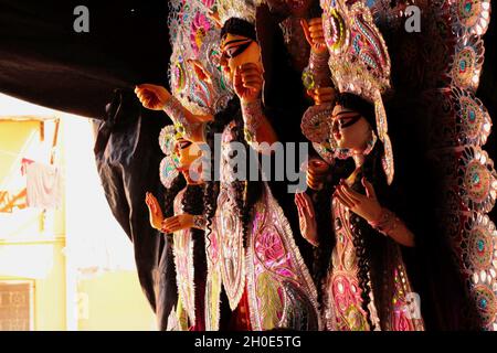 New Delhi, Inde.11 octobre 2021.Statues du Seigneur Kali : ces statues ont été vêtues de costumes traditionnels bengalis et décrivent la gloire de la déité hindoue.(Photo de Shikha Arya/Pacific Press) Credit: Pacific Press Media production Corp./Alay Live News Banque D'Images