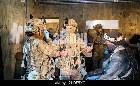 Les personnes déplacées à l'intérieur du pays reçoivent de l'aide de l'équipe de combat de la 3e Brigade, des parachutistes et des médecins de la 82e Division aéroportée affectés au 307e Bataillon des ingénieurs lors de la rotation 21-04 du Centre d'entraînement de préparation interarmées à fort Polk, en Louisiane, 7 février 2021.La rotation permet d'améliorer la préparation au déploiement de la brigade et de son unité de soutien. Banque D'Images