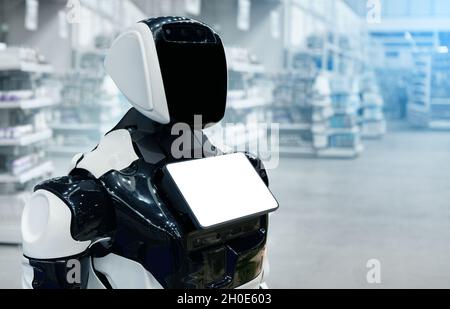 Robot avec écran tactile sur un arrière-plan de l'intérieur du magasin Banque D'Images