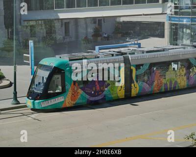 KANSAS CITY, ÉTATS-UNIS - 19 septembre 2021 : un tramway KC devant Union Station à Kansas City, Missouri.Photo prise par Skywalk connectant Union S Banque D'Images