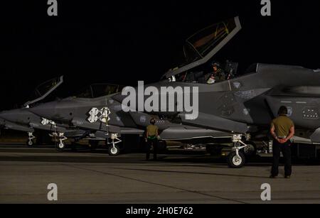 L'ancien Airman Vincent Diaz et Airman de 1re classe Saradelen Milham, les responsables d'aéronefs tactiques affectés au 34e Escadron de génération de chasseurs (FGS) de la base aérienne Hill, Utah, sont prêts à lancer un F-35A Lightning II pour une mission drapeau rouge 21-1, à Nellis AFB, Nevada, le 8 février 2021.Les membres de l'équipage du 34e FGS sont responsables de l'entretien des aéronefs, y compris l'entretien, les inspections, le lancement et la récupération, et le chargement des munitions. Banque D'Images