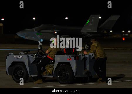 Personnel.Sgt.Skyler Williams et le premier Airman Vincent Diaz, les responsables d'avions tactiques affectés au 34e Escadron de génération de chasseurs à la base aérienne de Hill, Utah, regardent un F-35A Lightning II comme taxis pour une mission pendant le Red Flag 21-1, à Nellis AFB, Nevada, le 8 février 2021.Le drapeau rouge se concentre sur la construction d'un combattant plus fort, qui est l'idée que l'entraînement ensemble construit une force de coalition et conjointe mortelle, résiliente et rapidement adaptable. Banque D'Images