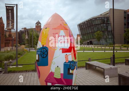 Une sculpture Rocket Round Leicester se trouve sur le campus de l'Université de Montfort. En arrière-plan, le bâtiment Vijay Patel est vu. Banque D'Images