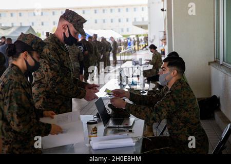 Brig. Du corps des Marines des États-UnisLe général Christopher McPhillips, commandant général de la 1re Escadre des avions marins, s'inscrit pour sa deuxième dose de la vaccination COVID-19 à l'hôpital naval américain d'Okinawa, Camp Foster, Okinawa, Japon, 9 février,2021. Le vaccin est essentiel dans la lutte contre la COVID-19 et est essentiel pour atténuer la propagation du virus en cours.Installations des corps maritimes les dirigeants du Pacifique ont reçu leur deuxième dose du vaccin dans le cadre de l’approche progressive du ministère de la Défense pour demeurer une force de combat expéditionnaire létale et prête à l’emploi. Banque D'Images