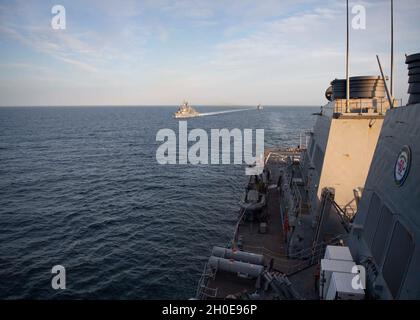 210209-N-RG171-0310 MER NOIRE (FÉV9, 2021) le TCG Turgutreis de la classe Yavuz de la marine turque (F-241), à gauche, et la frégate de la classe Barbaros de la marine turque TCG Orucreis (F-245) se préparent à effectuer un exercice de passage avec le destroyer de missiles guidés de la classe Arleigh Burke USS Donald Cook (DDG 75) dans la mer Noire, 9 février 2021.Donald Cook, déployé à Rota, en Espagne, est en patrouille dans la zone d'opérations de la Sixième flotte des États-Unis à l'appui des alliés et partenaires régionaux et de la sécurité nationale des États-Unis en Europe et en Afrique. Banque D'Images