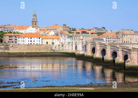 Berwick upon Tweed The Old Bridge ou Berwick Bridge Berwick-upon-Tweed ou Berwick-on-Tweed Northumberland Angleterre GB UK Europe Banque D'Images