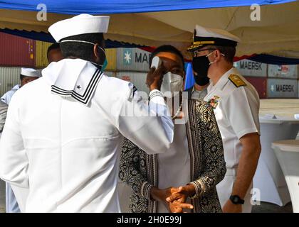 MOMBASA, Kenya (09 février 2021) l'Hospitalman de 2e classe Benjamin Richardson vérifie la température du Dr Monica Juma, secrétaire du Cabinet et ministre de la Défense au Kenya, avant de commencer une visite de la base expéditionnaire de la mer USS Hershel « Woody » Williams (ESB 4) à Mombasa, Kenya le 9 février 2021.Hershel Williams travaille à la Sixième flotte des États-Unis pour mener une formation en interopérabilité et établir des partenariats stratégiques avec leurs partenaires africains. Banque D'Images