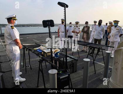 MOMBASA, Kenya (09 février 2021) Cmdr.Joseph Fitzpatrick fait une présentation aux responsables kenyans et aux membres du Service des États-Unis sur les types de soins médicaux qui peuvent être fournis à flot à bord de la base de la mer expéditionnaire USS Hershel « Woody » Williams (ESB 4) à Mombasa, Kenya le 9 février 2021.Hershel Williams travaille à la Sixième flotte des États-Unis pour mener une formation en interopérabilité et établir des partenariats stratégiques avec leurs partenaires africains. Banque D'Images