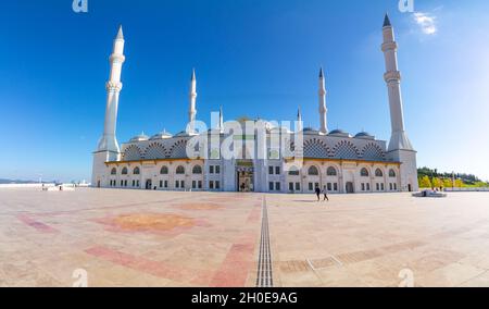 Istanbul Turquie - 9.27.2021: Vue panoramique de la mosquée Camlica en journée.Ramadan, iftar, photo de fond de l'architecture islamique. Banque D'Images