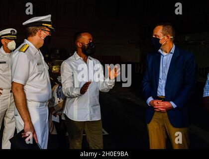 MOMBASA, Kenya (09 février 2021) le gouverneur du comté de Mombasa, Ali Hassan Joho, (au centre), s'entretient avec des membres du Service américain et des représentants de l'ambassade à bord de la base expéditionnaire de la mer USS Hershel « Woody » Williams (ESB 4) à Mombasa, Kenya le 9 février 2021.Hershel Williams travaille à la Sixième flotte des États-Unis pour mener une formation en interopérabilité et établir des partenariats stratégiques avec leurs partenaires africains. Banque D'Images