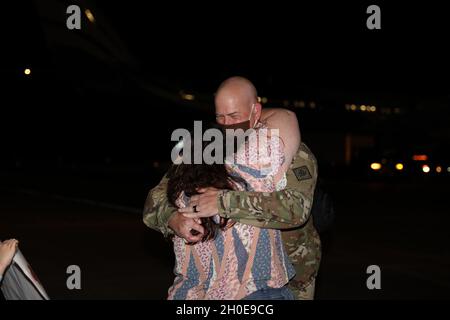 Un soldat du 1er Bataillon, 204e Régiment d'artillerie de défense aérienne, 66e Commandement de la troupe accueille un membre de la famille après son retour d'un déploiement à Thompson Field, à Flowood, au Miss., le 9 février 2020.Environ 160 gardes nationaux du Mississippi ont été chargés d'une mission dispersée géographiquement depuis le printemps 2020, y compris des missions dans la région de la capitale nationale et en Europe. Banque D'Images