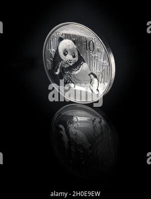 2015 Panda chinoise, une once Troy - 0,999 pièce d'argent fin - 10 Yuan Banque D'Images