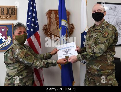 Le colonel Katrina Stephens, 66e commandant du groupe de la base aérienne, présente un certificat de promotion au lieutenant-colonel Charles Silvanic, Jr., commandant adjoint 66 de l'ABG, lors d'une présentation à la base de la Force aérienne Hanscom, Mass., 9 février. Banque D'Images