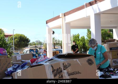 STATION NAVALE DE ROTA, Espagne (sept2, 2021) Un bénévole trie des dons communautaires pour les évacués d'Afghanistan à la chapelle Rota de la Station navale (NAVSTA), le 2 septembre 2021.NAVSTA Rota appuie la mission du ministère d'État visant à faciliter la réinstallation en toute sécurité des citoyens américains, des bénéficiaires de visas spéciaux d'immigration et des populations vulnérables d'Afghanistan. Banque D'Images