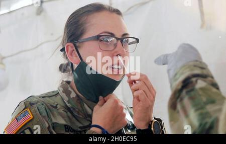 Un soldat affecté au CENTRE de remplacement DE CONUS (CRC), 5e Brigade blindée, première division de l'Armée de terre Ouest, insère un écouvillon nasal dans son nez lors d'un test de carte BinaxNOW COVID-19 AG à fort Bliss, Texas, le 10 février 2021.Les soldats affectés à la Force opérationnelle Viper, 5e AR BDE, ont administré le test comme un moyen d'atténuer la propagation de COVID-19 et de maintenir la disponibilité puisque le 5e AR BDE continue de fournir une formation solide, réaliste et pertinente basée sur les tactiques les plus à jour,techniques et procédures de préparation des unités pour le déploiement à leurs emplacements spécifiques. Banque D'Images