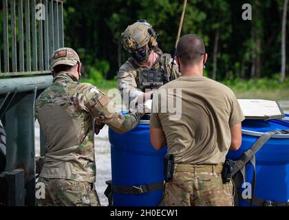 Les aviateurs de la U.S. Air Force affectés au 36e Groupe d'intervention en cas d'urgence ont sécurisé un colis déposé à un chariot élévateur à transporter pendant le COPE North 21, le 10 février 2021, sur Angaur, Palau.Le CN permet aux forces américaines et alliées d'améliorer l'interopérabilité et de mettre en pratique l'aide humanitaire et les efforts de secours en cas de catastrophe pour se préparer aux effets dévastateurs des catastrophes naturelles et pour se rétablir de ces effets. Banque D'Images