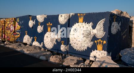 SAN BENEDETTO DEL TRONTO, ITALIE - 14 AOÛT 2021 : œuvres d'art sur la jetée sud de San Benedetto del Tronto Banque D'Images