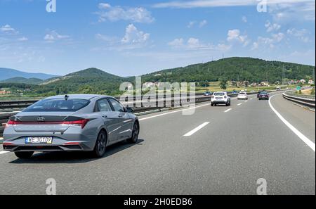 Hyundai Elantra conduit sur l'autoroute à Plitvice, Croatie. Banque D'Images