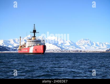 L'étoile polaire de la garde côtière basée à Seattle (WAWB 10) est assise à Taylor Bay, en Alaska, le 10 février 2020, avant leur arrêt logistique prévu à Juneau, en Alaska, vers la fin de leur déploiement dans l'Arctique qui dure un mois.En plus des objectifs stratégiques de sécurité nationale de Polar Star, le seul brise-glace lourd du pays a navigué vers le nord avec des scientifiques et des chercheurs à bord pour mieux comprendre comment fonctionner toute l'année dans les eaux arctiques. Banque D'Images