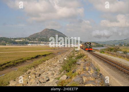 Train à vapeur sur l'épi, la chaussée de Porthmadog sur le chemin de fer Ffestiniog au nord du pays de Galles. Banque D'Images