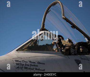 Un pilote d'avion Thunderbolt II de la US Air Force A-10C affecté à la 122e Escadre de chasseurs de la Garde nationale aérienne de l'Indiana, se prépare à voler pendant le Red Flag 21-1 à la base aérienne de Nellis, Nevada, le 11 février 2021.Le Red Flag 21-1 accueille environ 2,400 participants de près de 20 États, de plusieurs nations et de plusieurs services de sœur. Banque D'Images