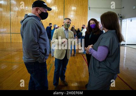 La Force opérationnelle Nord-est le général de division Jeff Van et le chef de commandement principal nommé Sgt.James Brown rencontre des responsables de la santé du New Jersey pour discuter des activités de vaccination de la COVID-19 au Thomas Dunn Sports Center, Elizabeth, N.J., le 11 février 2021.Le Commandement du Nord des États-Unis, par l'entremise de l'Armée du Nord des États-Unis, demeure déterminé à fournir un soutien souple du ministère de la Défense à la réponse de l'ensemble du gouvernement COVID-19. Banque D'Images