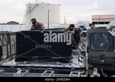 Les aviateurs de la US Air Force du 821e Groupe d'intervention en cas d'urgence poussent des cargaisons d'une chargeuse Halvorsen 25K 11 février 2021, base aérienne de Travis, Californie.Les membres du 22e GROUPE ONT fait équipe avec Devil Raiders du 821e groupe pour accélérer le processus de qualification des maîtres de chargement, tout en offrant de la formation et de l'expérience aux spécialistes du transport aérien du groupe. Banque D'Images