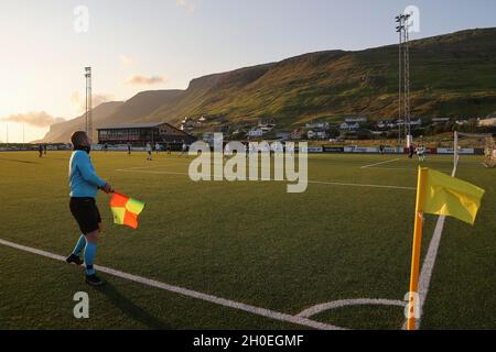 Femmes jouant au football à Sorvagur, Vagar Island, îles Féroé, Scandinavie, Europe. Banque D'Images