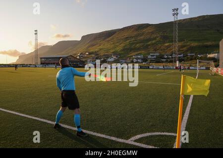 Femmes jouant au football à Sorvagur, Vagar Island, îles Féroé, Scandinavie, Europe. Banque D'Images