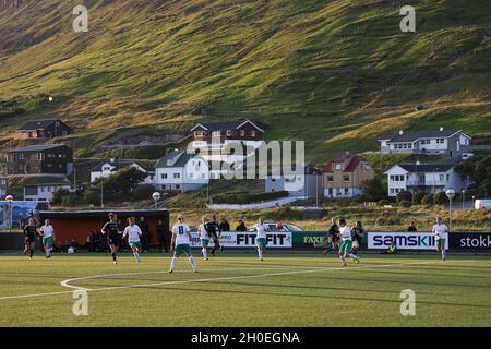 Femmes jouant au football à Sorvagur, sur l'île de Vagar, dans les îles Féroé, en Europe Banque D'Images