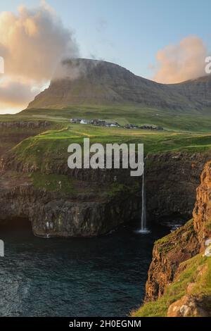 Cascade de Mulafossur près de Gasadalur, île de Vagar, îles Féroé Voyage - - île de Vagar - Gasadalur - île de Vagar - îles Féroé - 31 août Banque D'Images