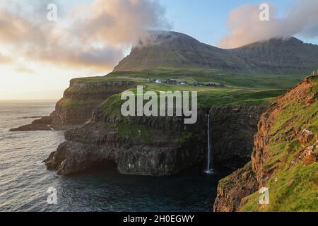 Cascade de Mulafossur près de Gasadalur, île de Vagar, îles Féroé, Scandinavie, Europe. Banque D'Images