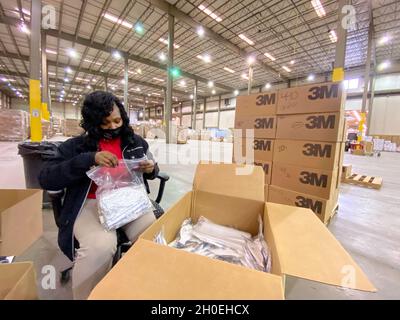 Nashville, TN, (12 février 2021) le personnel de l'entrepôt travaille à l'entrepôt central de l'agence de gestion des urgences du Tennessee, qui organise les fournitures d'EPI qui entrent dans l'établissement, puis sont remballés et prêts à être envoyés dans l'un des 95 comtés qui ont besoin dans leurs communautés d'inclure des écoles,sites électoraux et entités gouvernementales. Banque D'Images