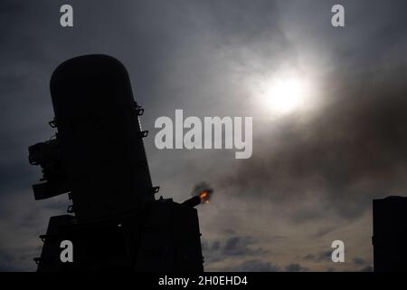 210212-N-OW019-0034 OCÉAN PACIFIQUE (FÉV12, 2021) le croiseur à missiles guidés USS Princeton (CG 59) déclenche son système d'armes à fermeture (CIWS) lors d'un exercice de tir en direct.Princeton fait partie du Nimitz Carrier Strike Group et est déployé pour mener des opérations de sécurité maritime et des efforts de coopération en matière de sécurité sur le théâtre. Banque D'Images