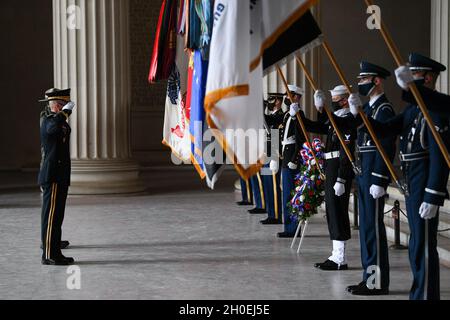 Le major général de l'armée américaine Omar J. Jones, IV, commandant du quartier général de la Force interarmées – région de la capitale nationale, salue après avoir déposé une couronne en l'honneur du président Lincoln au Lincoln Memorial à Washington, D.C., le 12 février 2021. Banque D'Images