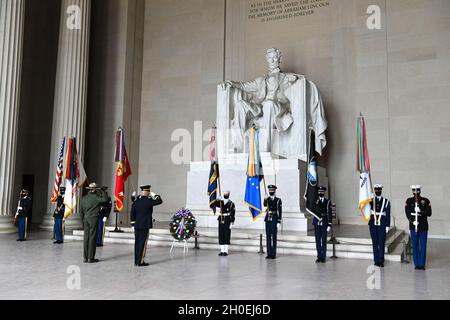 Un membre du Service des parcs nationaux et du major général de l'armée américaine Omar J. Jones, IV, commandant du quartier général de la Force interarmées – région de la capitale nationale, rend hommage lors d'une cérémonie de dépôt de couronne en l'honneur du président Lincoln au Lincoln Memorial à Washington, D.C., le 12 février 2021. Banque D'Images