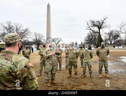 Le premier lieutenant Albert McCarthy de l'armée américaine, au centre, fait des mémoires aux soldats et aux aviateurs affectés à l'escadron Bravo de la Force opérationnelle Freedom à Washington, D.C., le 14 février 2021.On a demandé à la Garde nationale de continuer à appuyer les organismes fédéraux d'application de la loi en matière de sécurité, de communications, de soins médicaux, d'évacuation, de logistique,Et le soutien à la sécurité des organismes d'État, de district et fédéraux jusqu'à la mi-mars. Banque D'Images