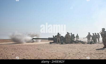 Marines des États-Unis avec India Battery, Bataillon Landing Team 1/4, 15e unité expéditionnaire maritime, tirer un obusier M777 remorqué de 155 mm dans le cadre d'un tir d'artillerie en direct lors d'un théâtre amphibie combat Rehearsal, 14 février,2021.le Groupe amphibie Ready de l'île de Makin et le 15e MEU fournissent aux commandants des flottes et des combattants numérotés un actif réactif, flexible et déployé à l'avance capable de projeter l'énergie maritime, d'opérations d'urgence et de réponse aux crises. Banque D'Images