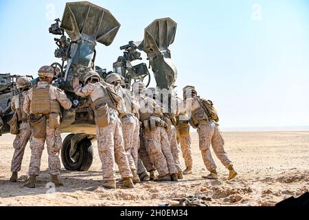 Marines des États-Unis avec India Battery, Bataillon Landing Team 1/4, 15e unité expéditionnaire maritime, repositionner un obusier M777 remorqué de 155 mm dans le cadre d'une aire d'artillerie à feu direct lors d'un remue-combat amphibie du théâtre, 14 février 2021.Le groupe de préparation amphibie de l'île de Makin et le 15e MEU fournissent aux commandants de flotte et de combattants numérotés un actif réactif, flexible et déployé à l'avance capable de projeter la puissance maritime, d'opérations d'urgence et de réponse aux crises. Banque D'Images