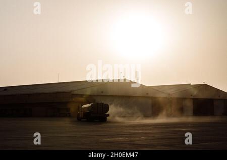 Un camion-citerne R-11 affecté au 379e Escadron de préparation à la logistique expéditionnaire, se place sur la ligne de vol à la base aérienne de Doha, au Qatar, le 21 janvier 2021.Le camion a été escorté par la police qatari de la base aérienne d'Al Udeid pour faire le plein d'un avion KC-135 Stratotanker de la U.S. Air Force.Les aviateurs de la 379e Escadre expéditionnaire de l’Air ont travaillé avec leurs partenaires de la Force aérienne de Qatari Emiri pour effectuer l’opération de ravitaillement à distance à partir de Doha AB. Banque D'Images