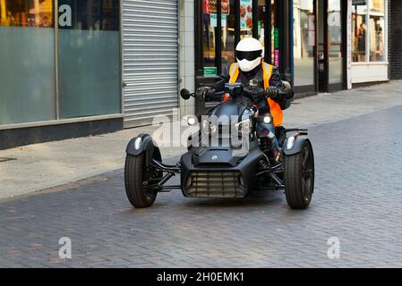 RAMSGATE, ROYAUME-UNI - 12 septembre 2021 : le cycliste sur une moto noire 'BRP CAN am Ryker' au Ramsgate Carnival au Royaume-Uni Banque D'Images