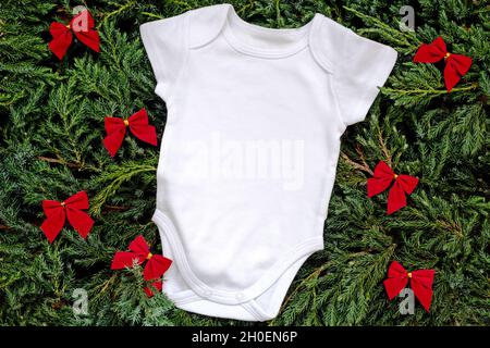 Body blanc pour bébé avec espace publicitaire et décor de Noël Banque D'Images