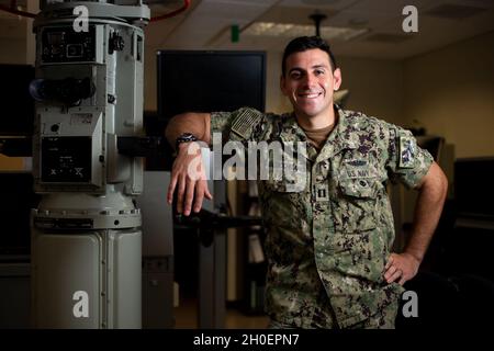 SANTA RITA, Guam (fév17, 2021) le lieutenant Alfonso Sciacchitano, originaire de Marietta, en Géorgie, affecté au Centre d'instruction sous-marine navale du Pacifique, détachement de Guam, pose un portrait à l'entraîneur d'équipe multimission sous-marine de Konetzni Hall.Sciacchitano a été annoncé comme l'instructeur de l'année 2020 de l'officier de commandement de l'éducation et de l'instruction navales. Banque D'Images