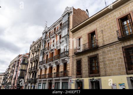 Madrid, Espagne - 10 octobre 2021 : vue panoramique sur la rue San Bernardo dans le quartier de Malasana dans le centre de Madrid.Anciens bâtiments résidentiels Banque D'Images