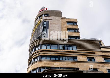 Madrid, Espagne - 10 octobre 2021 : bâtiment emblématique du Capitole sur la place Callao à Gran via.Vue rapprochée de la façade Banque D'Images