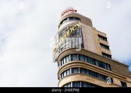 Madrid, Espagne - 10 octobre 2021 : bâtiment emblématique du Capitole sur la place Callao à Gran via.Vue rapprochée de la façade Banque D'Images